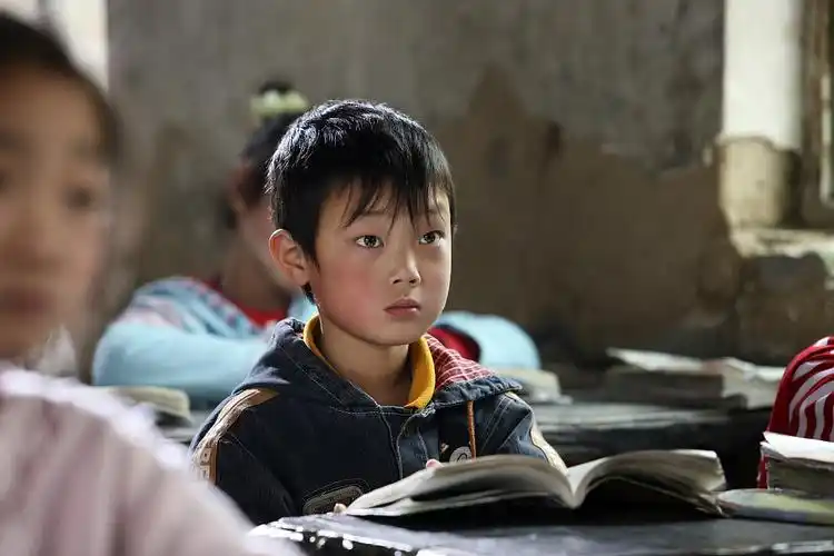 城里的孩子,可以阅读到的课外书多,可以参加的兴趣班多,而家长在孩子