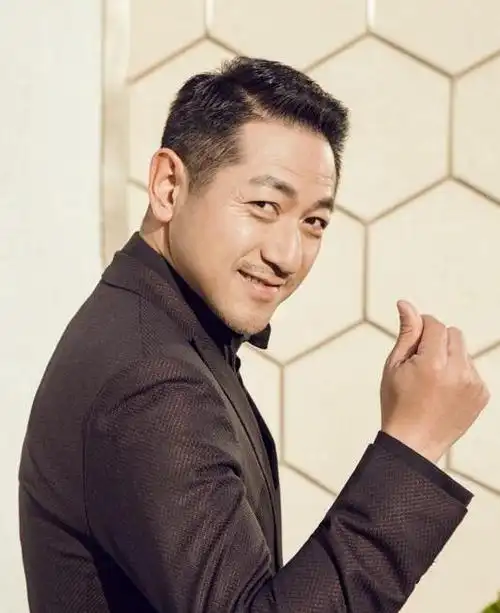 饰演伟光正英雄周劲的郭铁城,把这个全剧灵魂人物的个性和特点都诠释