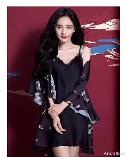 杨幂穿吊带真丝睡衣大秀好身材!雪肤娇嫩性感撩人