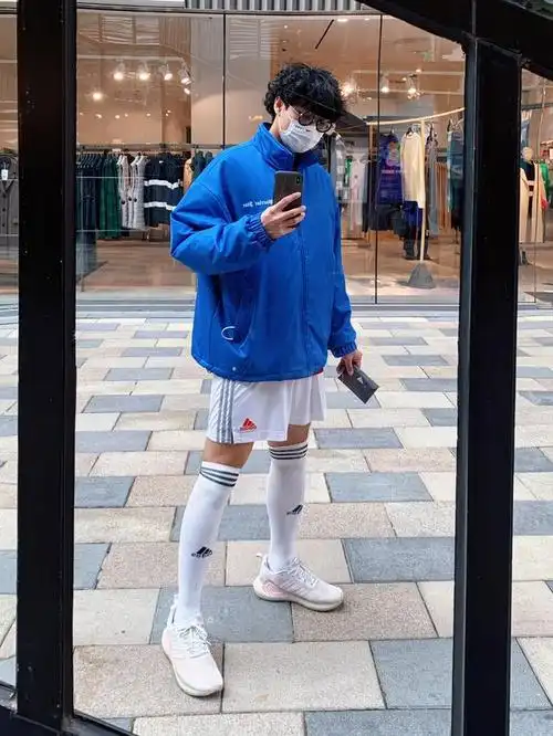 男生穿长筒袜怎么搭配呢