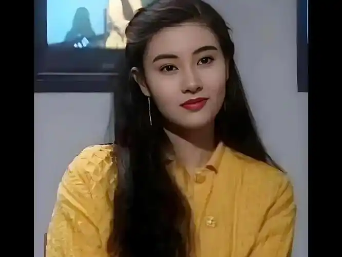 香港第一美人李嘉欣,走着极强的视觉冲击力,被香港媒体以"石破天惊"来