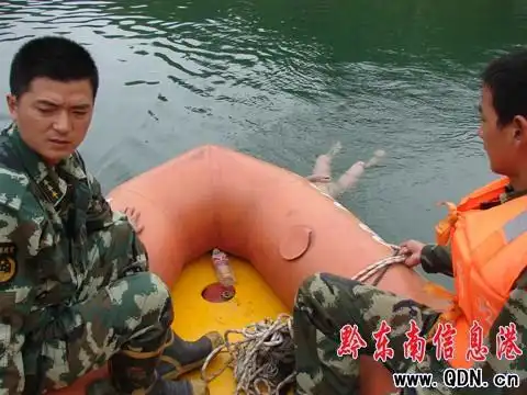 十八小时作战下司溺水女孩被打捞组图