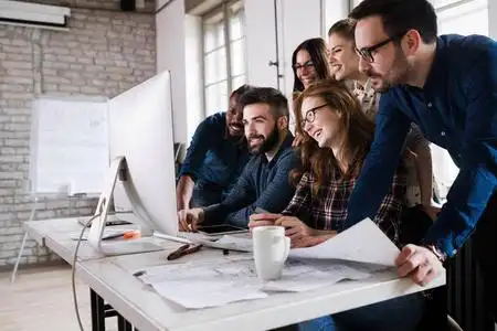 公司员工在办公室里工作 照片