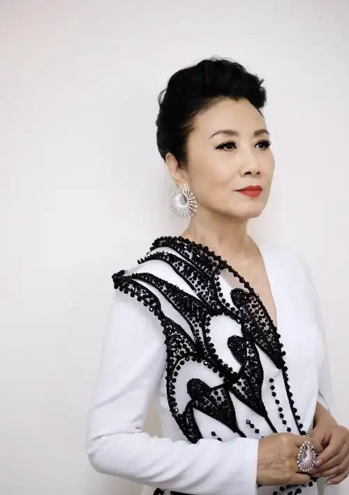 72岁的汪明荃气质全开,盘发造型搭配白色连衣长裙,高雅大气