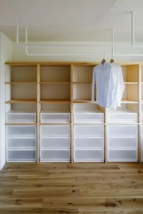 说到日式衣帽间设计,其实最主要的一点,那就是简单却很实用,毕竟日本