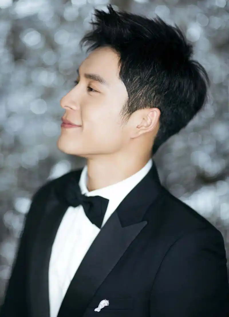 新浪娱乐讯 29日晚,备受瞩目的90后小生韩东君身穿黑色西装亮相2017