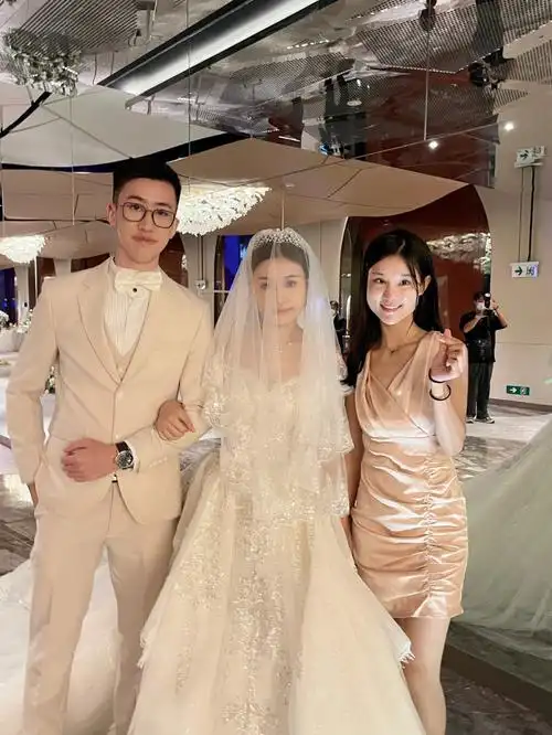 和亲妹妹一起参加香港俊男美女wm酒店婚礼