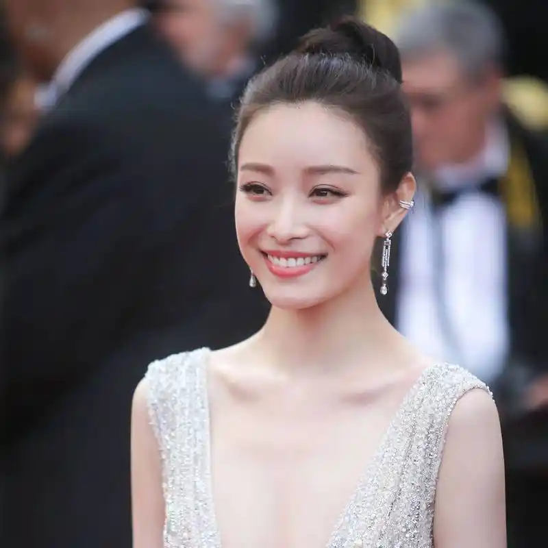 跟着倪妮选婚纱 方脸新娘也能把婚纱穿出高颜值