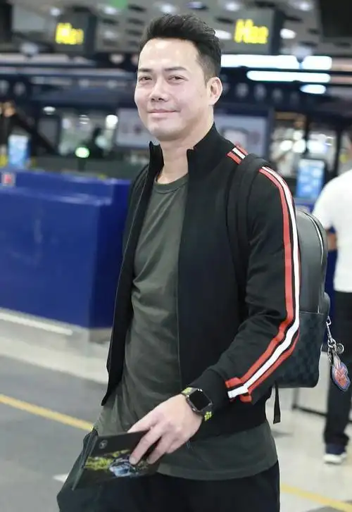 51岁谢天华肚腩微凸现身机场 将迎二胎女儿喜上眉梢