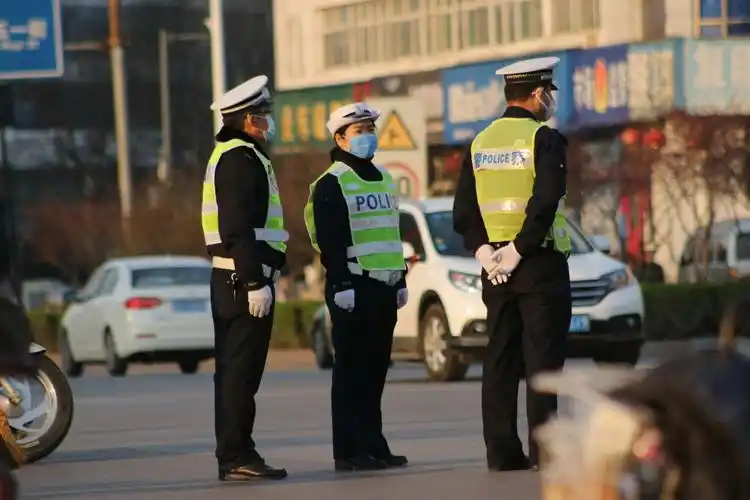 金色盾牌在一线执勤的人民警察