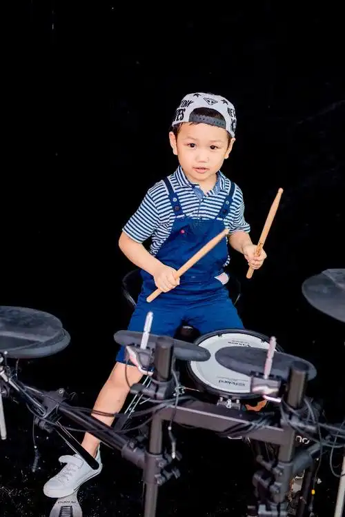 敲架子鼓的我最帅喽!