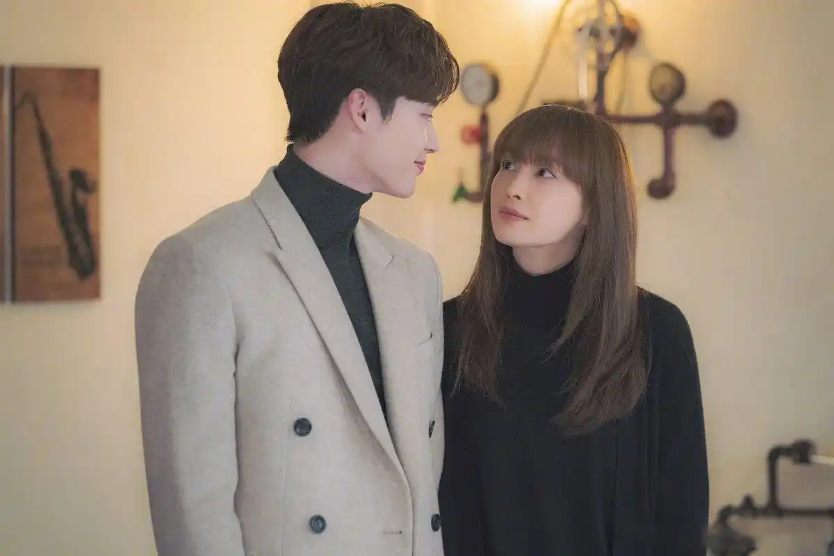 李钟硕  ,李奈映 《 罗曼史是别册附录 》剧照更新.