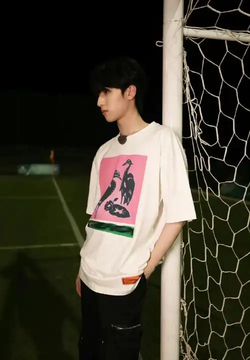 严浩翔操场随拍#严浩翔晒操场随拍六宫格身材好颜值高,无论在何屎何