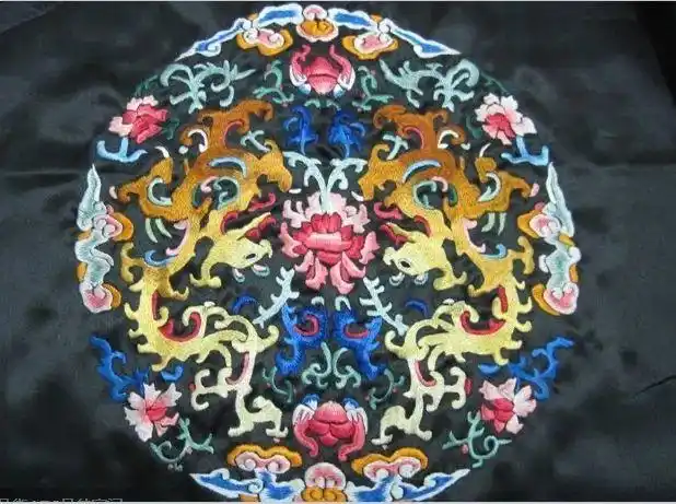 满族刺绣花随玉指添春色鸟逐金针长羽毛