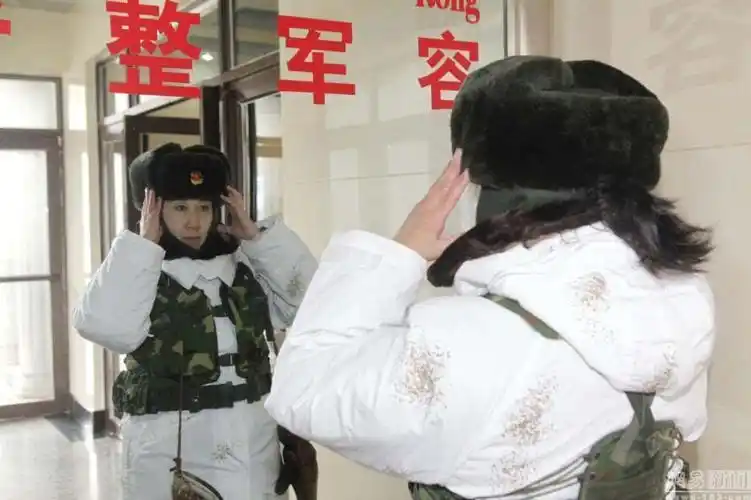 2016年1月19日,黑龙江省黑河市,一名女兵正在边关哨位上执勤站岗.