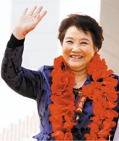 祝希娟获百花影后,事业巅峰时与画家丈夫结婚,育有一女一子