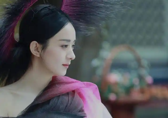 赵丽颖五登时尚芭莎,夏日繁华大片尽显优雅,36秒独白见证成长_生活