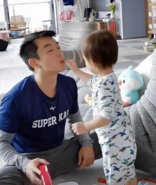 郑恺官宣苗苗二胎产子,晒全家福庆祝,小宝宝用手比六超可爱