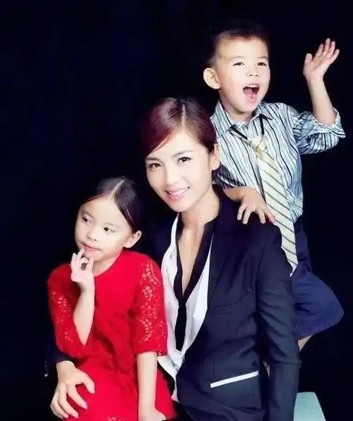 刘涛晒全家福,14岁女儿和妈妈一样美丽惊艳_时尚_成功_风格