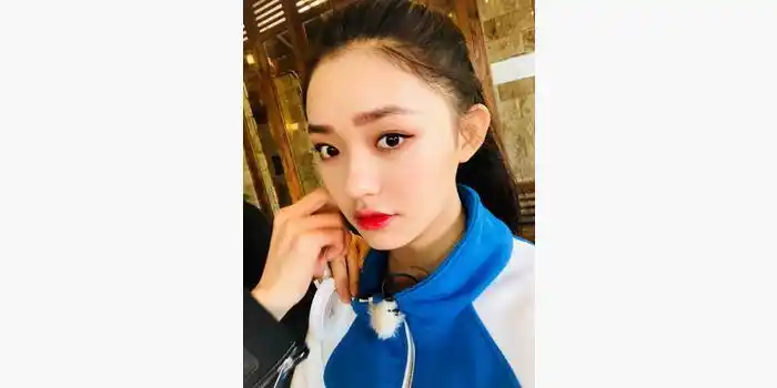 美妆博主允!林允穿校服分享妆容自拍显青涩