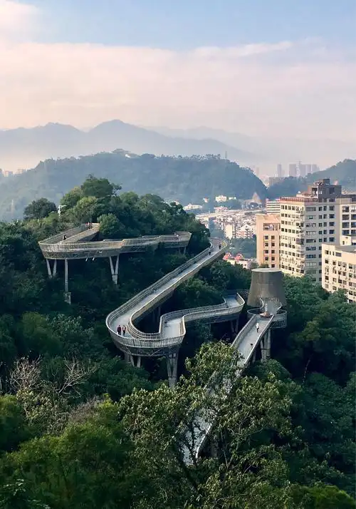 走福道,福气到.福道是一条天然氧吧中的绿色长廊.