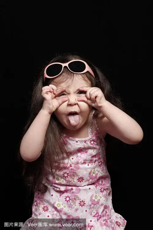 伸出舌头的小女孩