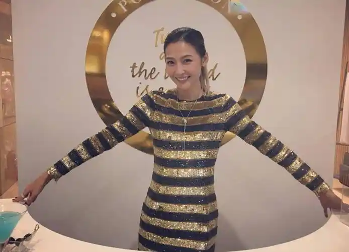 何润东夜店遇真爱,与售货员老婆恩爱14年无子女,婴儿车里放宠物_时候