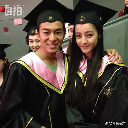 周围人外形条件都很好,迪丽热巴跟我同届,我是音乐剧专业,她是表演班