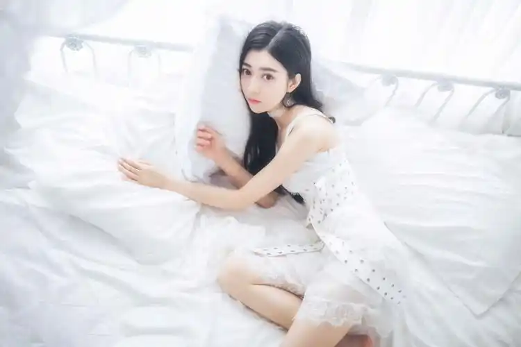 丰满深沟巨乳美女吊带白裙床上撩人性感写真