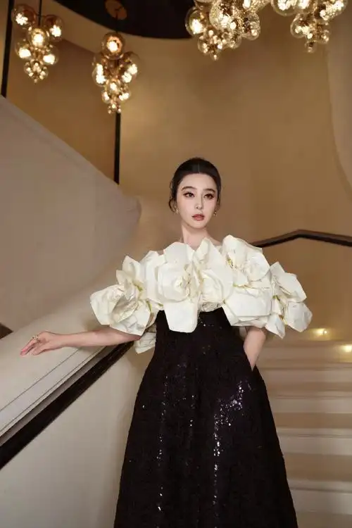 演员@范冰冰身着richard quinn 2024秋冬系列立体花卉礼服受邀出席