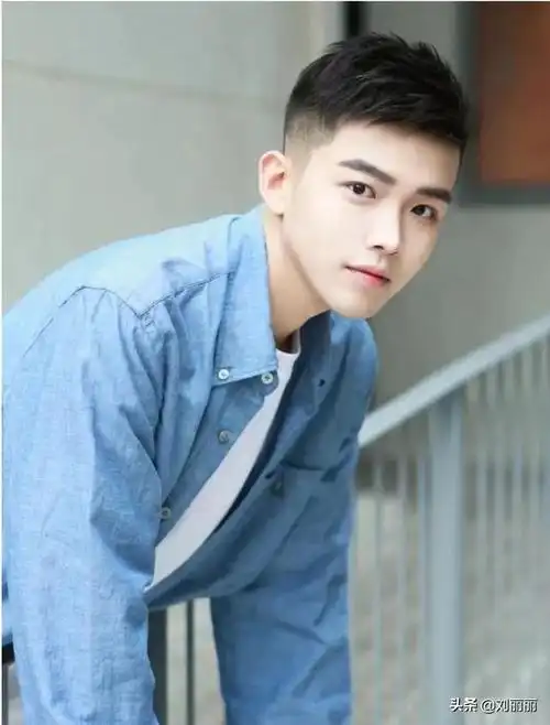 短头发怎么扎,两侧铲短pk男士碎发(短头发怎么扎起来)