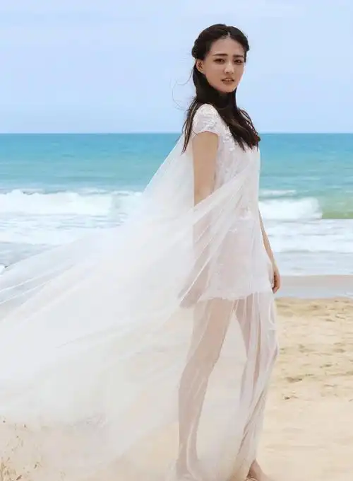 徐璐新恋情疑曝光,与小5岁吴崇轩逛园区,街头搂腰拍照超甜蜜