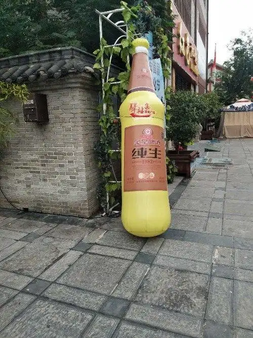 离大远就看见这边有个超大号的啤酒瓶?这再给纯生打广告的么?