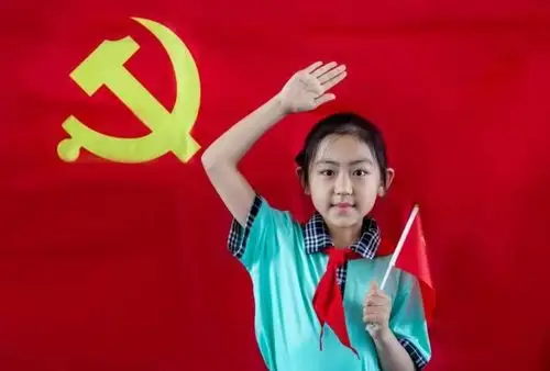 活动中,学生们纷纷面向党旗敬礼,表达着自己的崇敬之情,许下"听党话