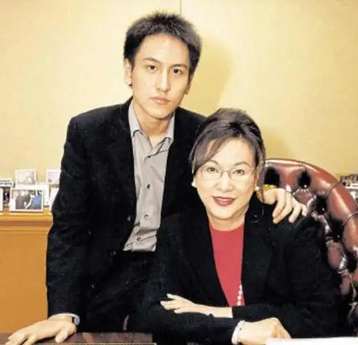 "汤珈铖如是说,"要等到将来遇上对的那个人,我才会考虑.