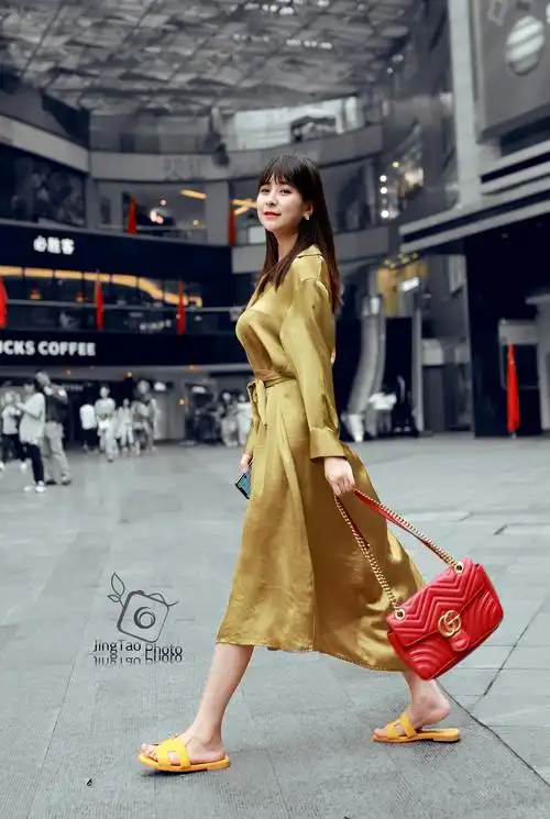 重庆2019年10月街拍集锦图四小姐姐尽显淑女气质