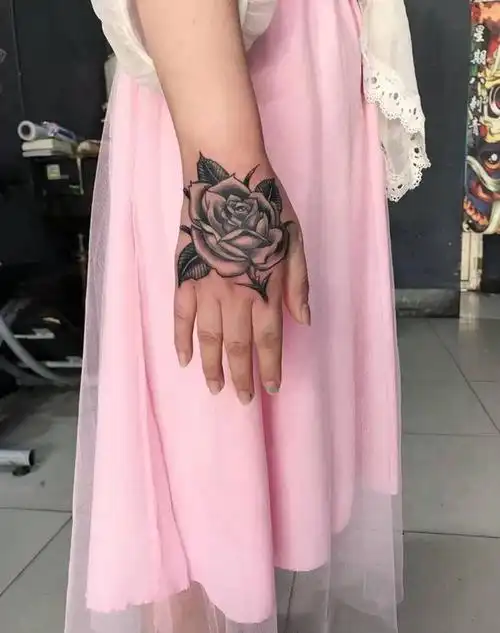 素花包手背纹身图片_手部新传统纹身图案