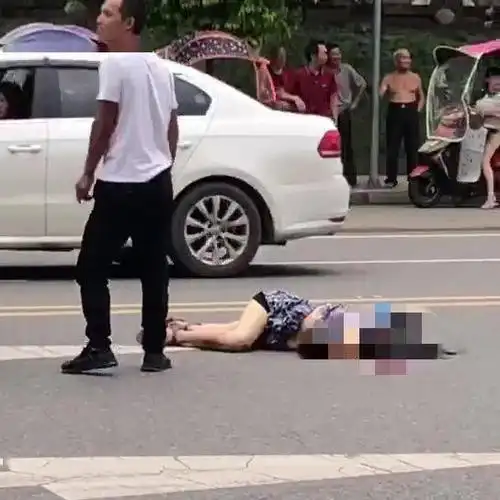 叹息今天早上凯江西路发生车祸一女子当场死亡