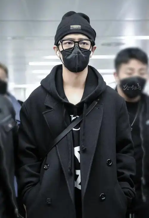 偶像肖战是一种什么体验?穿大衣打扮帅气,真人又高又帅