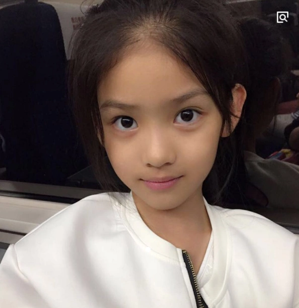 12岁女孩赵蕴卓神似佟丽娅,网友:真的差点分不清是谁了