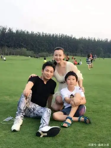 经历了人生的大起大落和跌宕起伏,如今的陈少华专心生意,偶尔也会带着