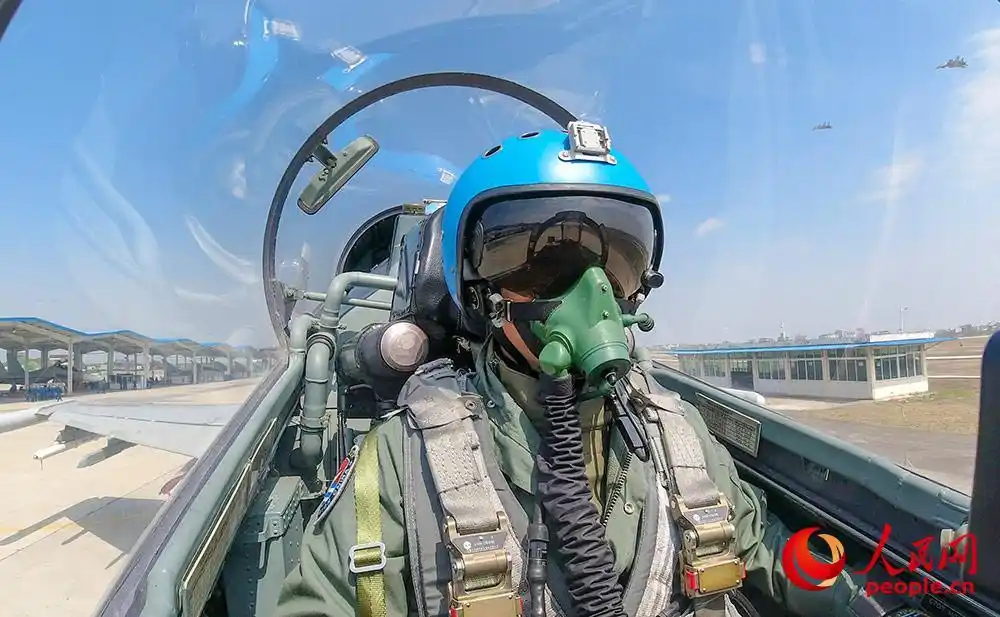 东部战区海军航空兵某旅多课目训练提升飞行员技战术水平2