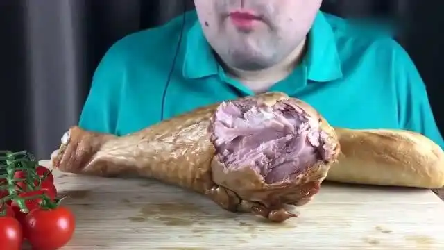 俄罗斯胖大叔吃大火鸡腿配列巴,再来点小番茄,吃得真过瘾