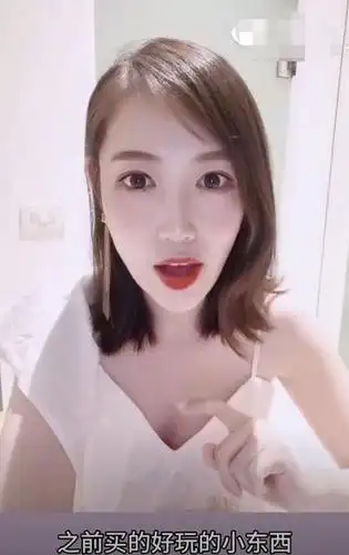 马蓉直播带货最显眼的却是她的耳环手镯明星的前妻就是不一样