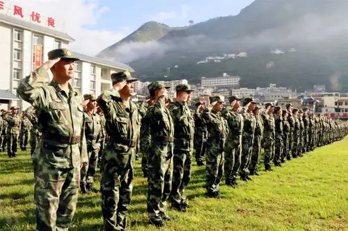 川西高原武警举行国庆升旗仪式激发官兵爱国奉献热情