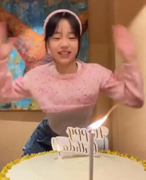 小s小女儿庆祝12岁生日在蛋糕面前鬼马精灵比两个姐姐还漂亮