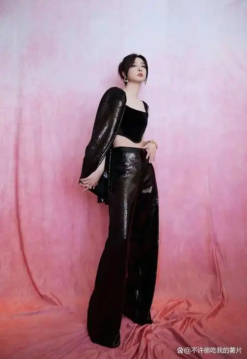 赵小棠 天使魔鬼大片黑白交叠,展现出独特的视觉冲击力!