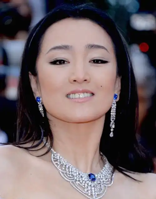 巩俐出席活动照曝光,深v拖地长裙凸显玲珑身材