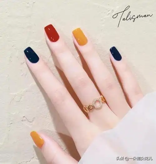 分享20款短指甲跳色美甲,色系搭配好,显白又好看|撞色|咖色_网易订阅