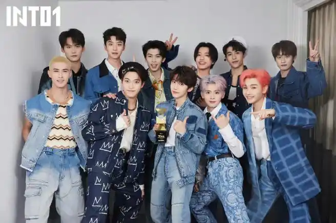 into1复刻成团后第一张合照